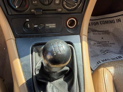Used 2001 MAZDA MX-5 Miata RWD image 16