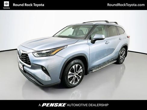 Used 2024 Toyota Highlander XLE FWD image 1