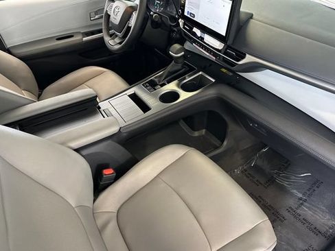 Used 2026 Toyota Sienna XLE FWD image 21