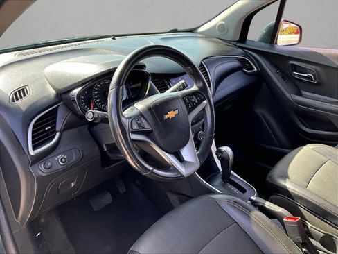 Used 2021 Chevrolet Trax LT w/ Driver Confidence Package FWD image 14
