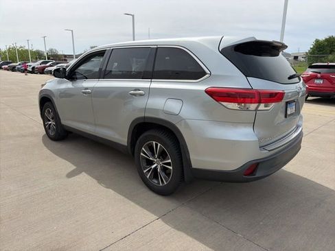 Used 2019 Toyota Highlander LE AWD/4WD image 3