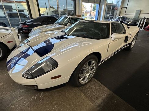 Used 2005 Ford GT RWD image 2