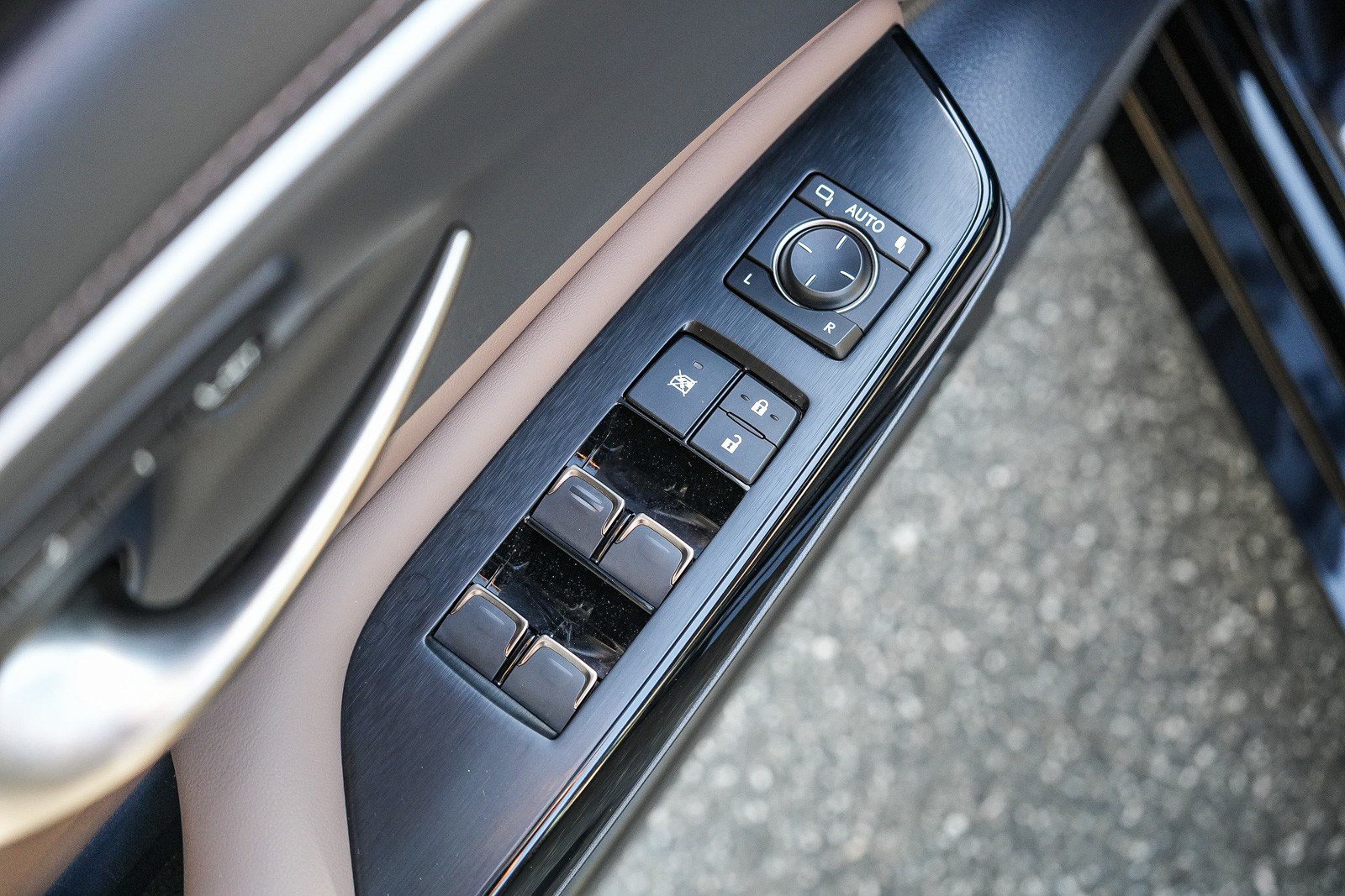 Used 2025 Lexus ES 300h w/ Premium Package FWD image 20