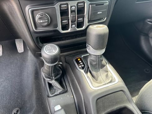 Used 2024 Jeep Wrangler Unlimited Sport AWD/4WD image 24