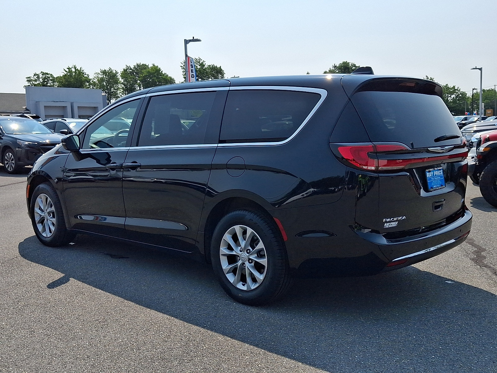 Used 2025 Chrysler Pacifica Select AWD/4WD image 4