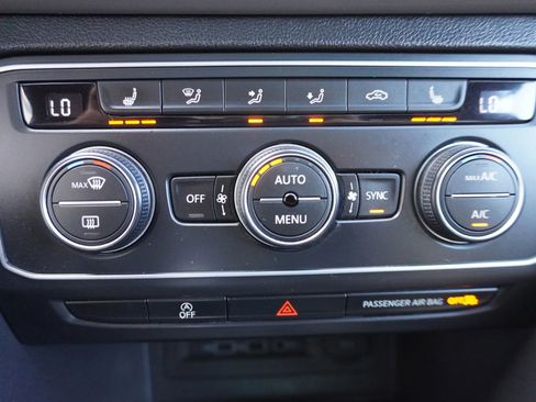 Used 2020 Volkswagen Atlas Cross Sport SE w/ Panoramic Sunroof Package AWD/4WD image 16