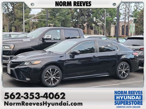 Used 2020 Toyota Camry SE FWD image 1
