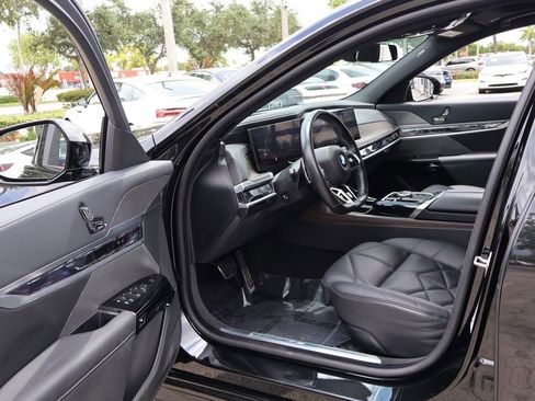 Used 2025 BMW 740i w/ Premium Package RWD image 34