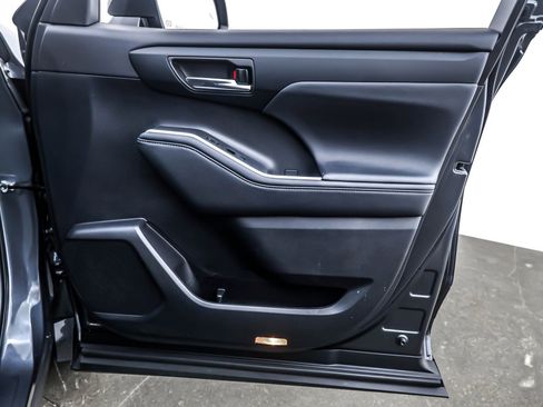 Used 2024 Toyota Highlander XLE image 24