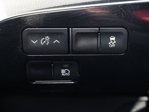 Used 2022 Toyota Prius L Eco image 23