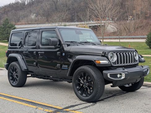 Used 2025 Jeep Wrangler Unlimited Sahara w/ Safety Group image 2