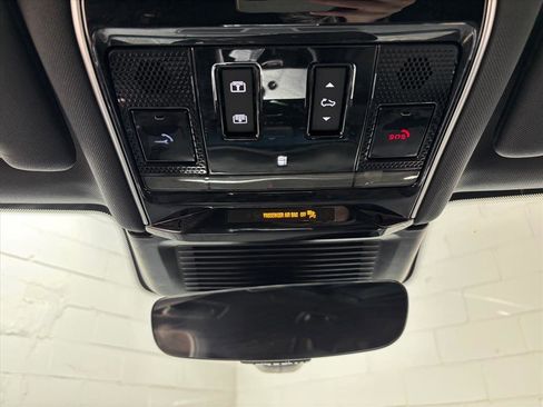 Used 2025 Land Rover Range Rover SE image 12