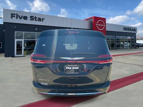 Used 2025 Chrysler Pacifica Select FWD image 5
