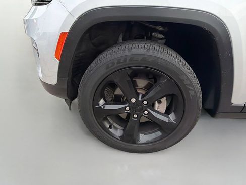 Used 2023 Jeep Grand Cherokee Altitude AWD/4WD image 9