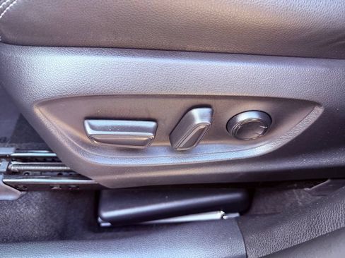 Used 2023 Toyota Corolla Cross XLE w/ Convenience Package FWD image 19