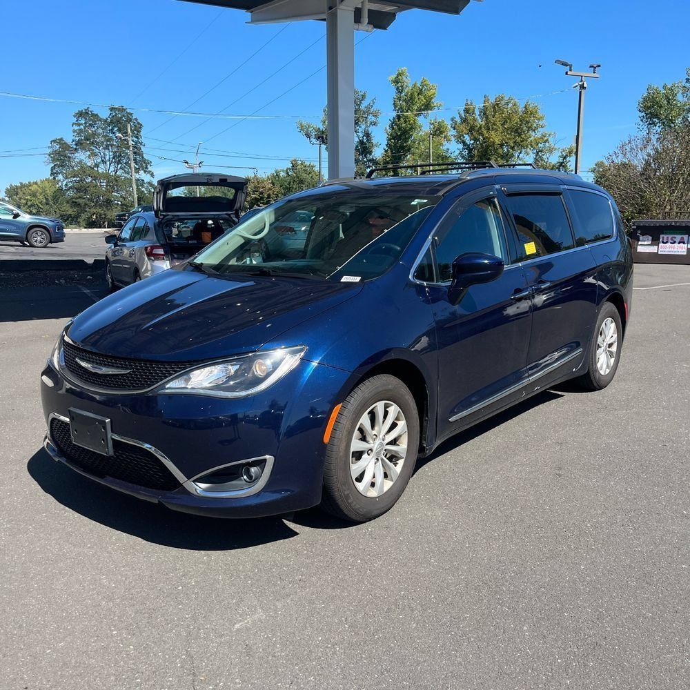Used 2018 Chrysler Pacifica Touring-L w/ Premium Audio Group FWD image 2