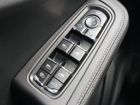 Certified 2024 Porsche Macan image 29