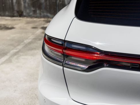 Certified 2021 Porsche Macan AWD/4WD image 21
