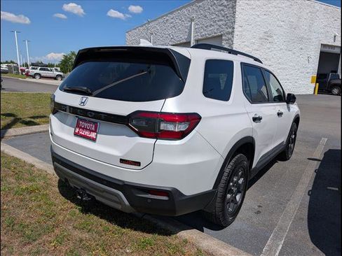 Used 2025 Honda Pilot TrailSport image 7