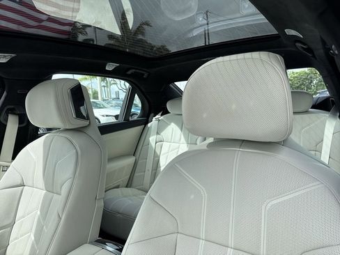 Used 2023 BMW 760i xDrive image 42
