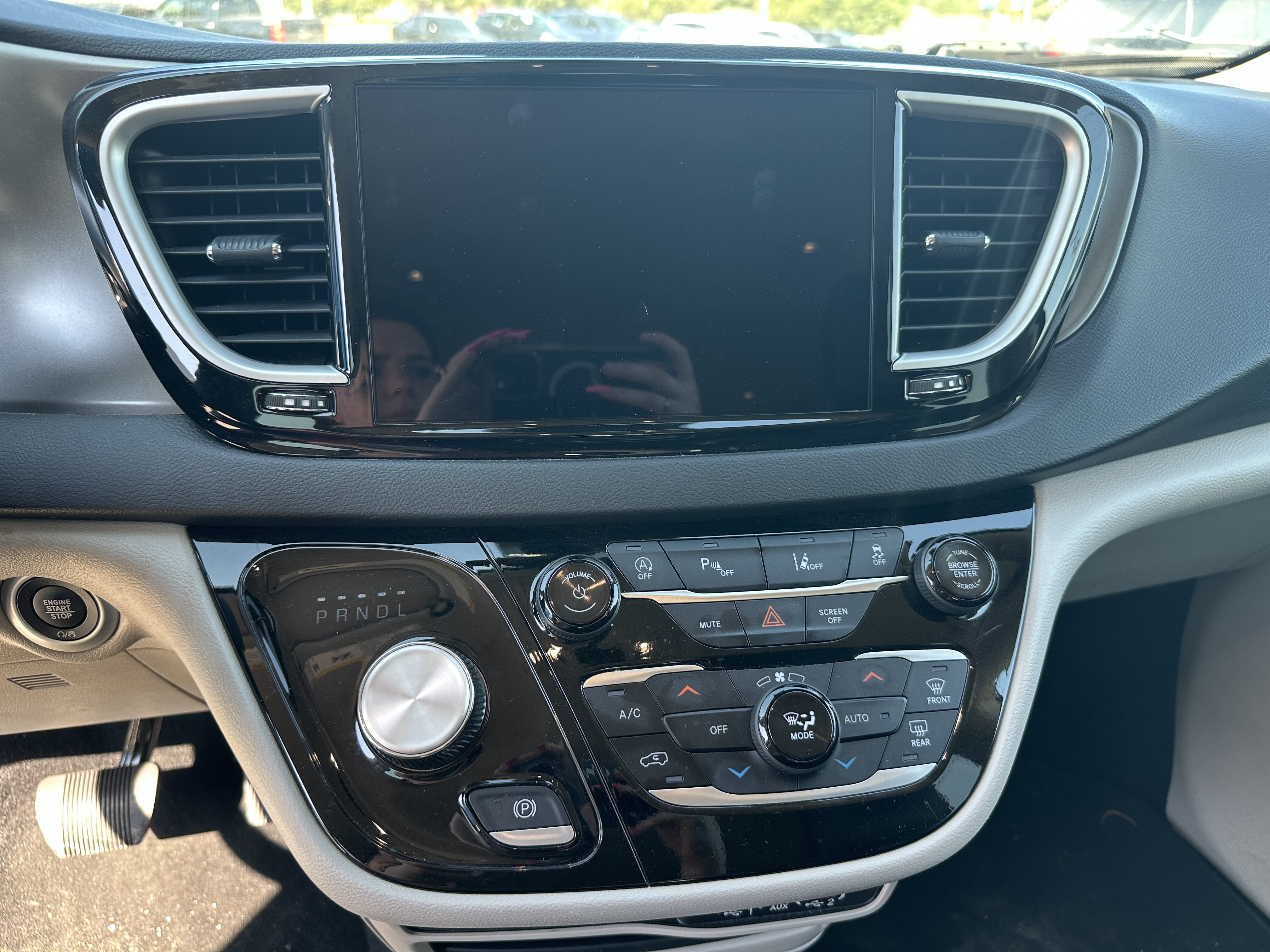 Used 2024 Chrysler Pacifica Touring-L FWD image 3