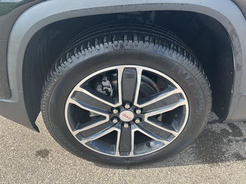 Used 2023 GMC Acadia SLT w/ Technology Package AWD/4WD image 9