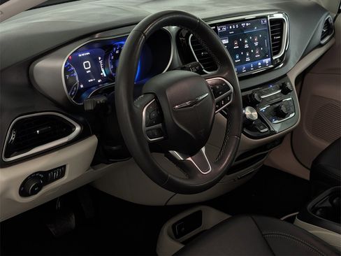 Used 2024 Chrysler Pacifica Touring-L image 25