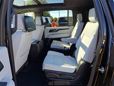 Used 2025 Chevrolet Suburban Premier image 8