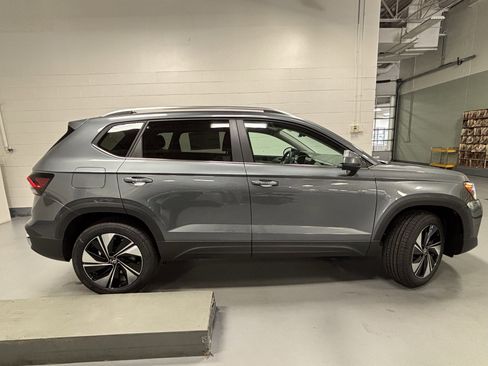 New 2025 Volkswagen Taos SE image 7
