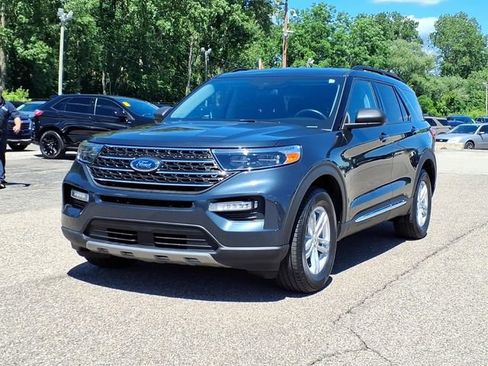 Certified 2022 Ford Explorer XLT w/ Equipment Group 202A AWD/4WD image 3