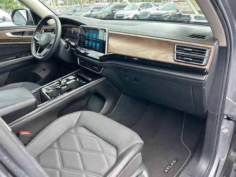 Used 2024 Volkswagen Atlas SE AWD/4WD image 43