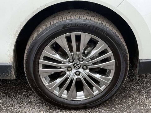 Used 2022 Toyota Venza XLE image 7