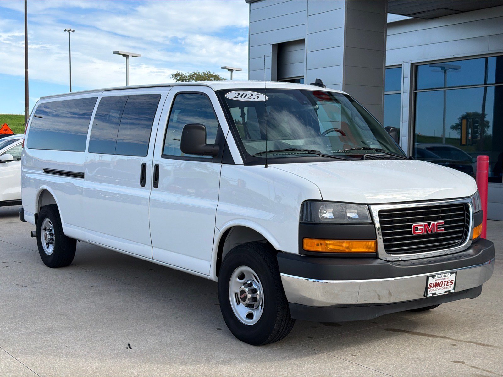 Used 2025 GMC Savana 3500 LT w/ LT Preferred Equipment Group RWD image 2