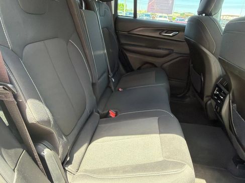 Used 2023 Jeep Grand Cherokee Laredo w/ Luxury Tech Group I AWD/4WD image 12