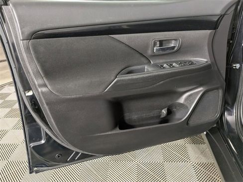 Used 2019 Mitsubishi Outlander ES image 13