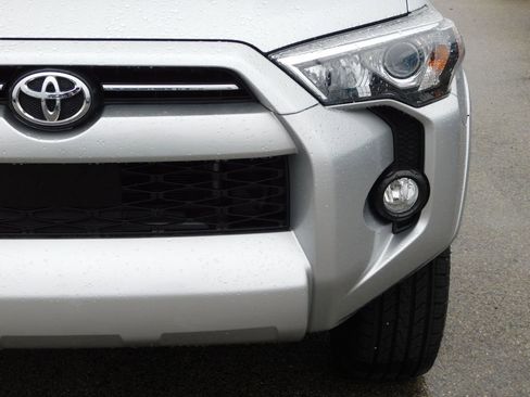 Used 2020 Toyota 4Runner SR5 AWD/4WD image 9