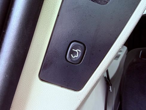 Used 2016 Dodge Grand Caravan SXT w/ UConnect Hands-Free Group FWD image 20