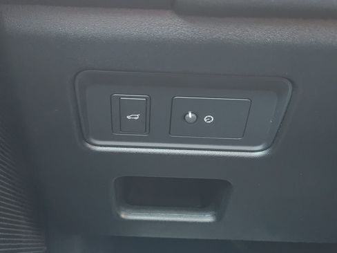 Certified 2025 Land Rover Discovery S image 23