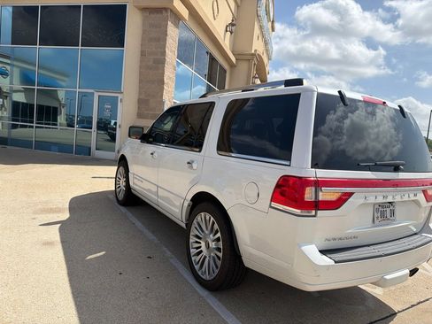 Used 2017 Lincoln Navigator Select RWD image 16