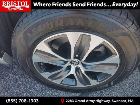 Used 2022 Toyota Highlander XLE AWD/4WD image 12