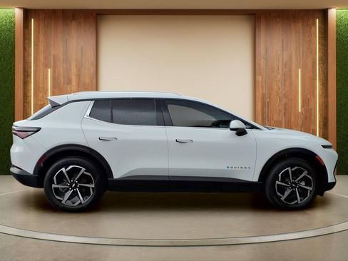 New 2026 Chevrolet Equinox EV LT FWD image 32