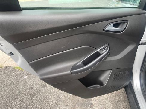 Used 2016 Ford Focus SE w/ SE Power Seat Package FWD image 16