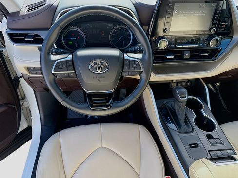Used 2021 Toyota Highlander XLE image 17