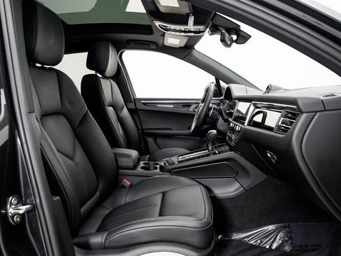 Used 2025 Porsche Macan image 25