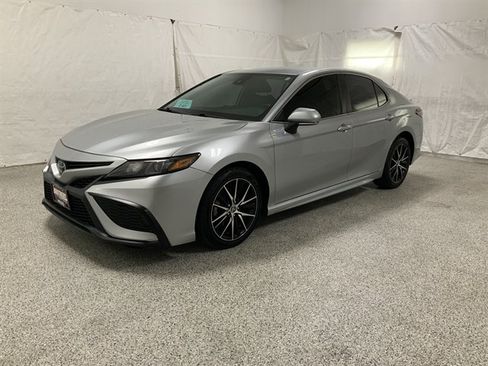 Used 2022 Toyota Camry SE FWD image 2