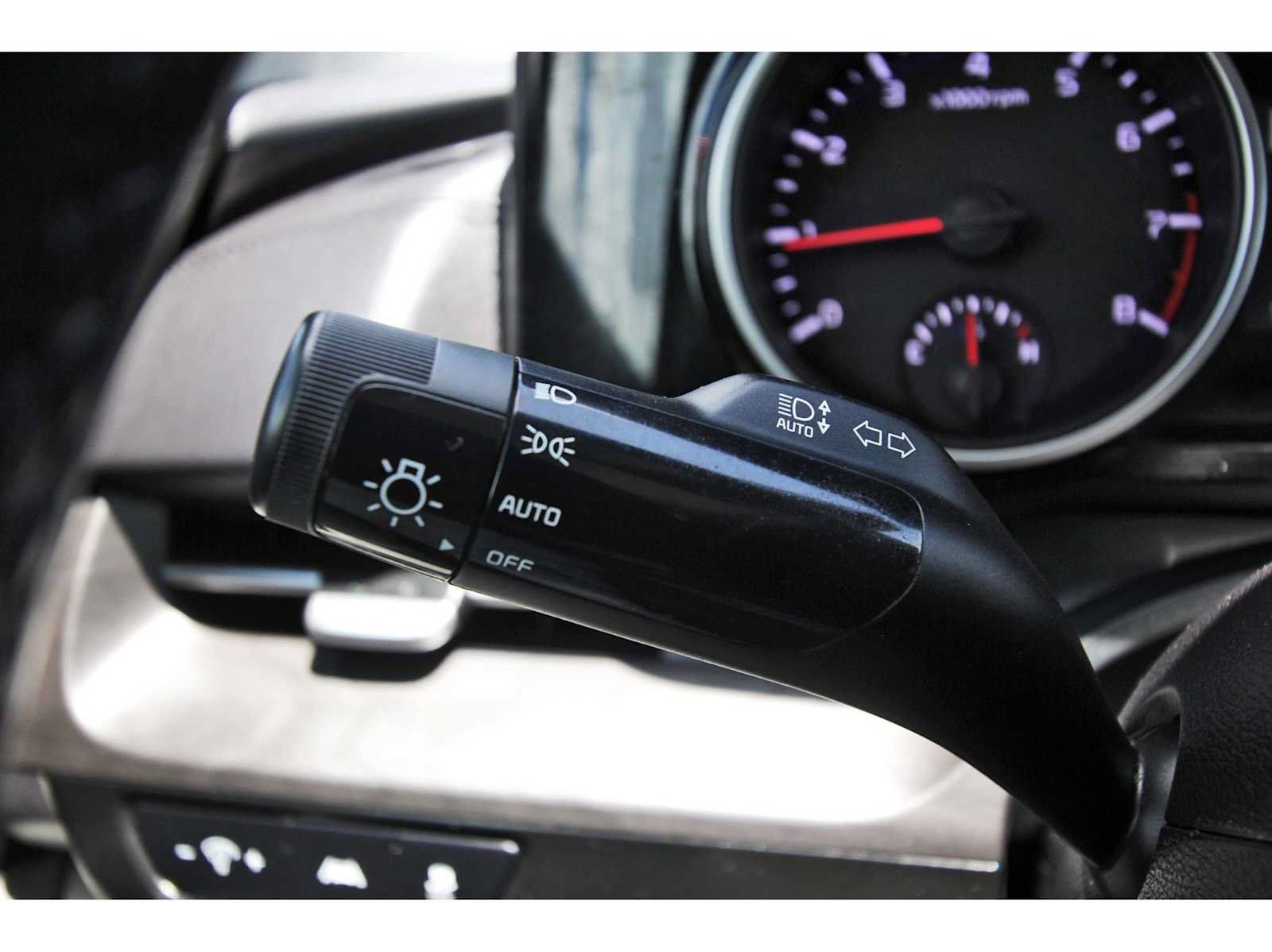 Used 2024 Kia Carnival EX FWD image 18