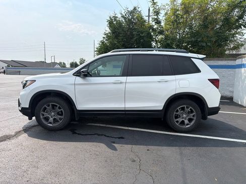 Used 2024 Honda Passport TrailSport image 2