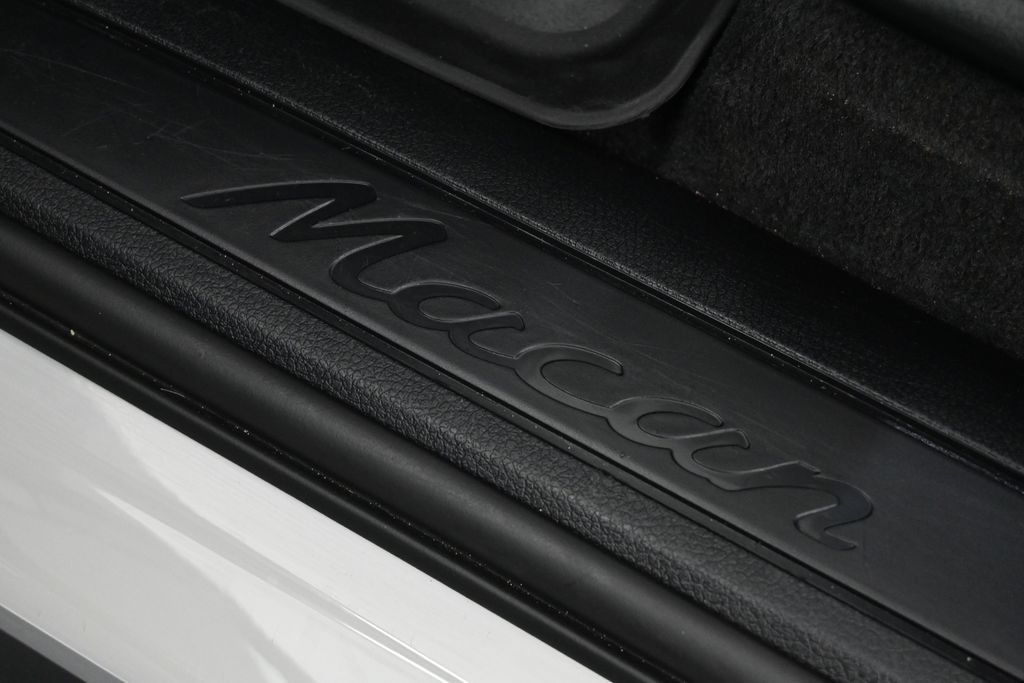 Certified 2024 Porsche Macan AWD/4WD image 31