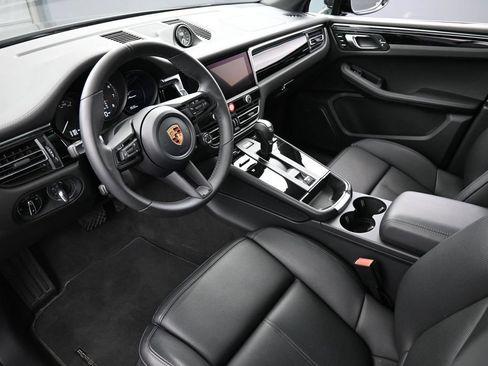 Certified 2026 Porsche Macan AWD/4WD image 4