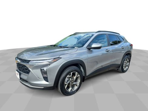 Used 2024 Chevrolet Trax LT w/ Sunroof Package FWD image 5